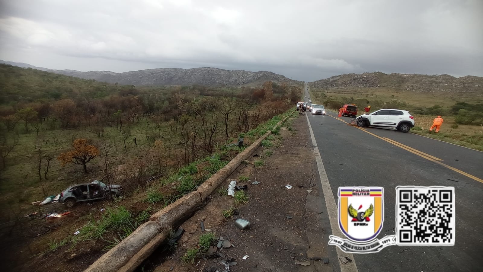 Motorista morre depois de carro bater em outro veículo e cair em ribanceira de 10 metros de altura, em MG