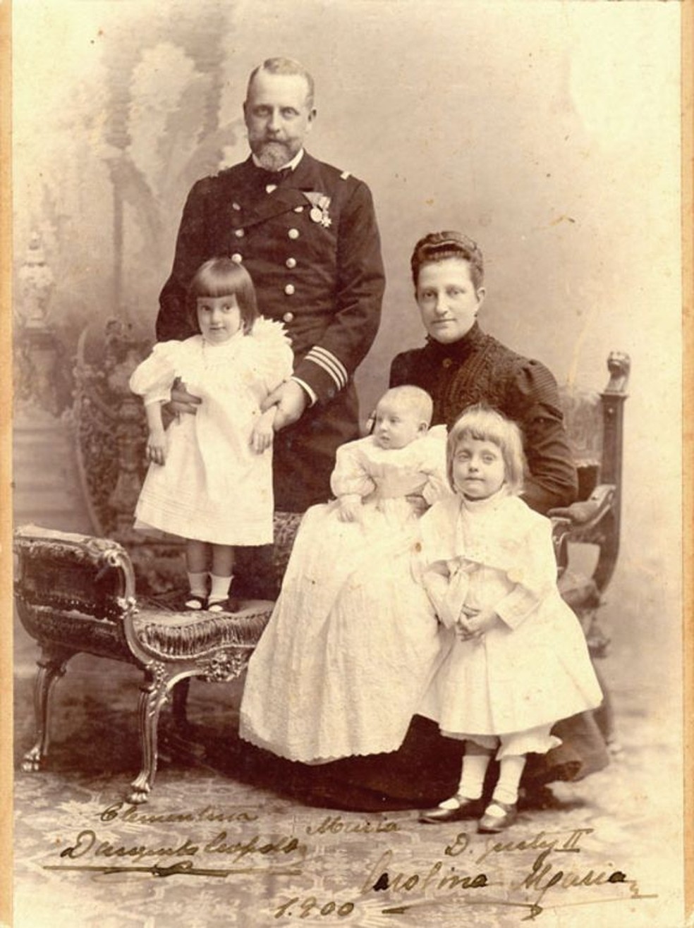 Maria Carolina no colo da mãe, entre Clementina e Augusto — Foto: MUSEU IMPERIAL IBRAM MINC