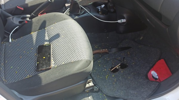 Faca e outros objetos foram encontrados do carro de homem suspeito de matar esposa e amante — Foto: BPFron