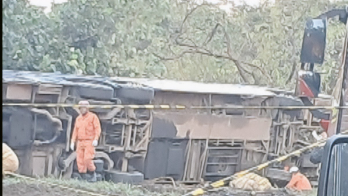 Oito morrem em tombamento de ônibus em Petrópolis