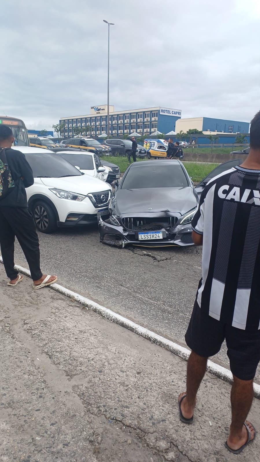 Perseguição a carro roubado termina em acidente e prisões na Washington Luiz