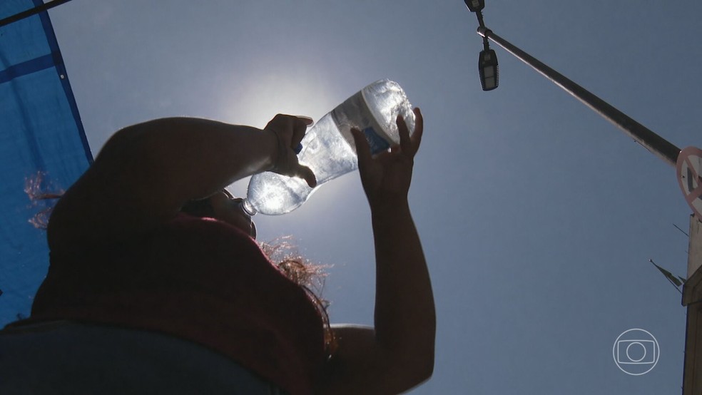 Médicos alertam que calor pode matar mais que o inverno por conta da desidratação — Foto: Reprodução/TV Globo