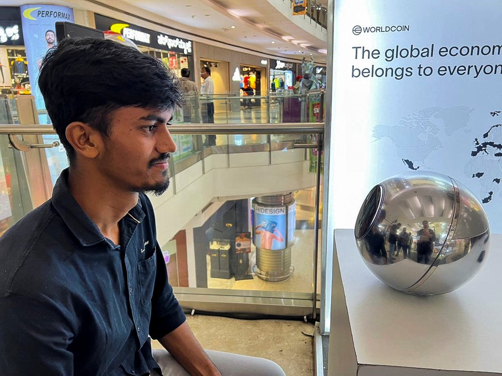 Ponto de escaneamento de íris criado pela Worldcoin na Índia, em foto de 25 de julho de 2023 — Foto: Reuters/Medha Singh