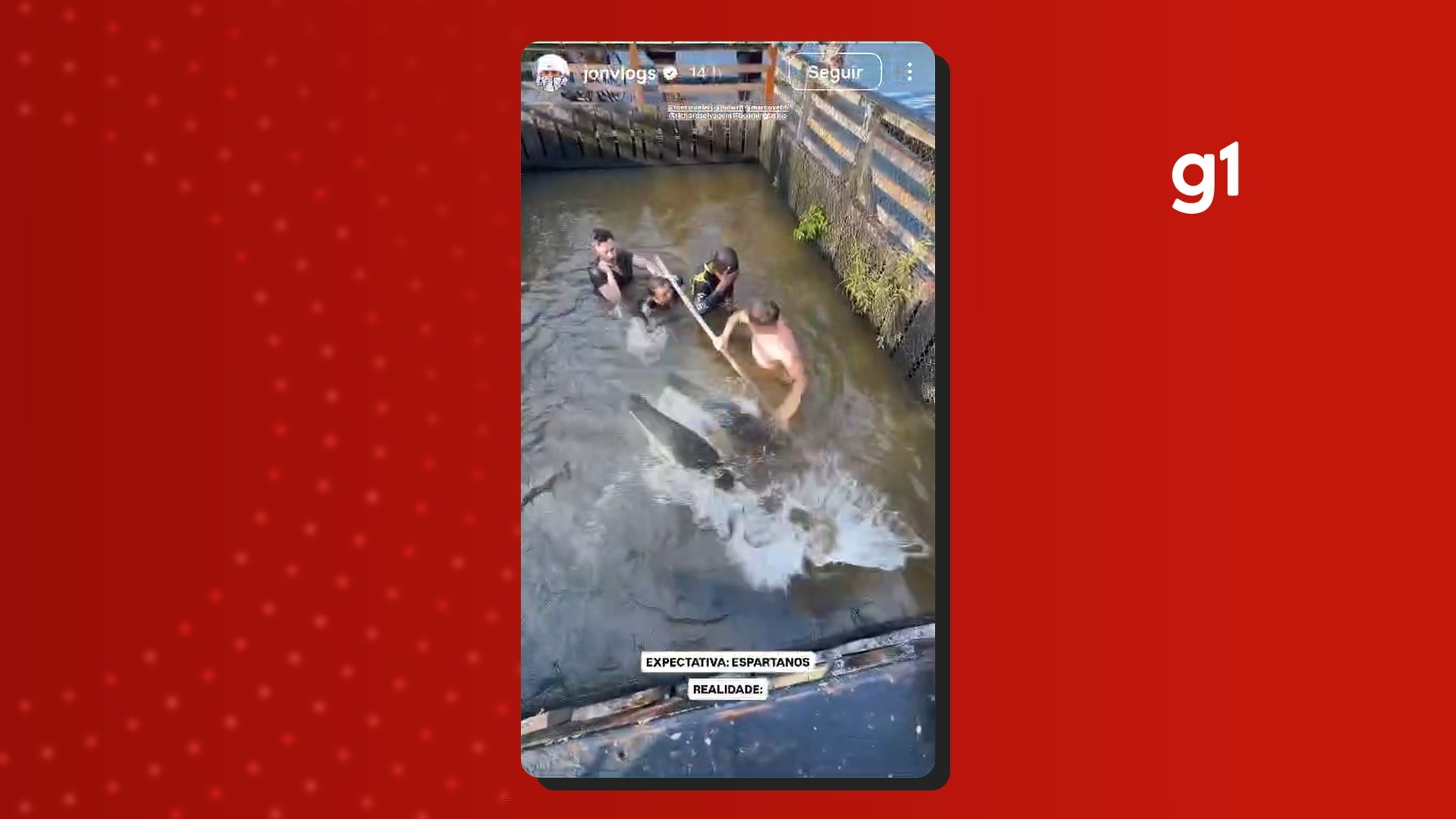 Influenciador Jon Vlogs gera polêmica ao pular dentro de viveiro de peixes para pescar pirarucu em Manaus