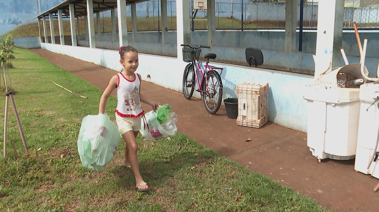 Crianças combatem a dengue em Pitangueiras, SP, com retirada de criadouros e ganham geladinhos