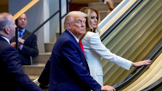 Serviço secreto dos EUA investigará por que escada rolante da ONU travou com Trump - ONU afirmou que fotógrafo da Casa Branca profissional pode ter acionado mecanismo de segurança sem querer enquanto registrava a chegada do presidente. Incidente aconteceu na terça (23), quando Trump chegava para discurso na Assembleia Geral da ONU.
