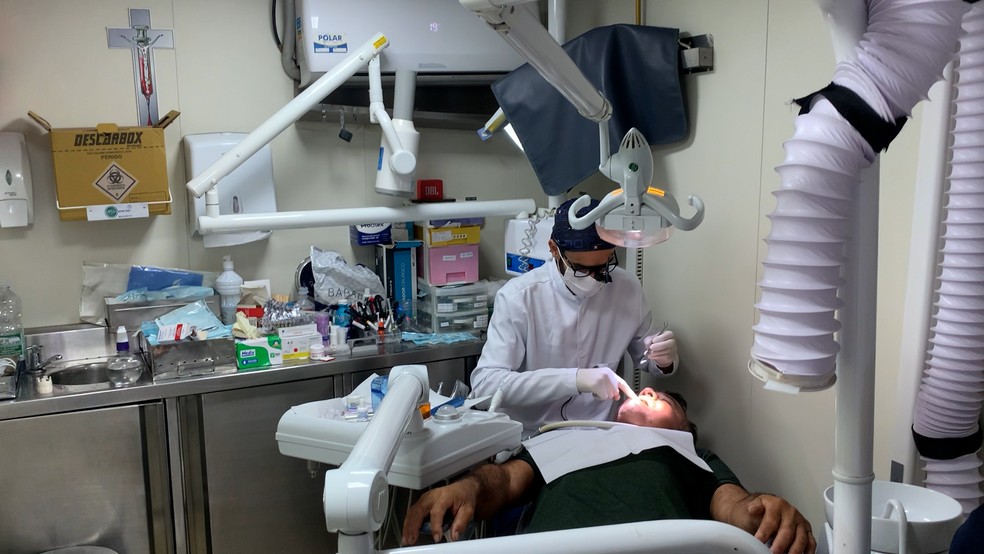 Paciente do barco fluvial Papa Francisco recebendo atendimento odontológico — Foto: Divulgação