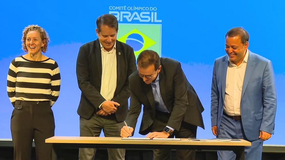 Eduardo Paes assina dossiê da candidatura do Rio e Niterói para sede dos Jogos Pan-Americanos de 2031 — Foto: Reprodução/RJ2