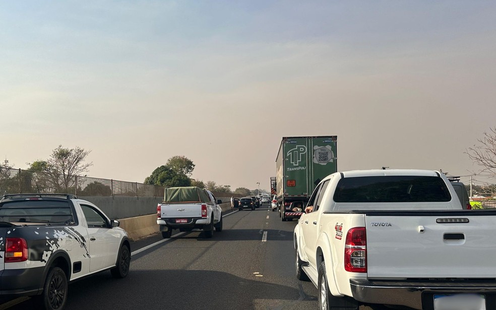 Congestionamento na Rodovia Cândido Portinari, em meio a incêndios na região de Ribeirão Preto (SP) — Foto: Isabela Diógenes/EPTV