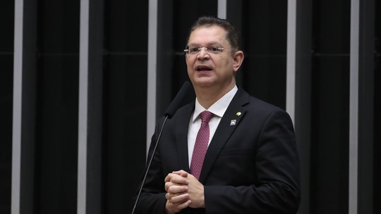 Emissário de Jair Bolsonaro nos EUA, Sóstenes diz que Eduardo rejeita redução de penas: “isso sem chance” - Vigem do líder do PL acontece na mesma semana em que ele visitou o ex-presidente na prisão domiciliar.