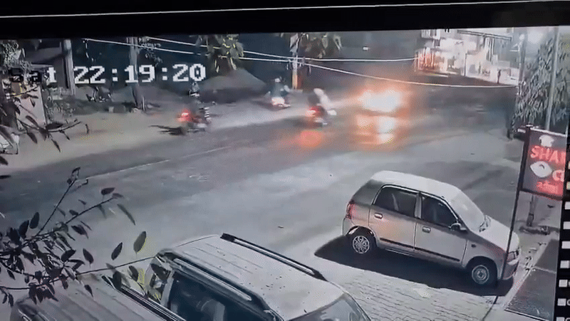 VÍDEO mostra colisão frontal entre carro e moto na Índia, uma pessoa morreu e 2 ficaram feridas