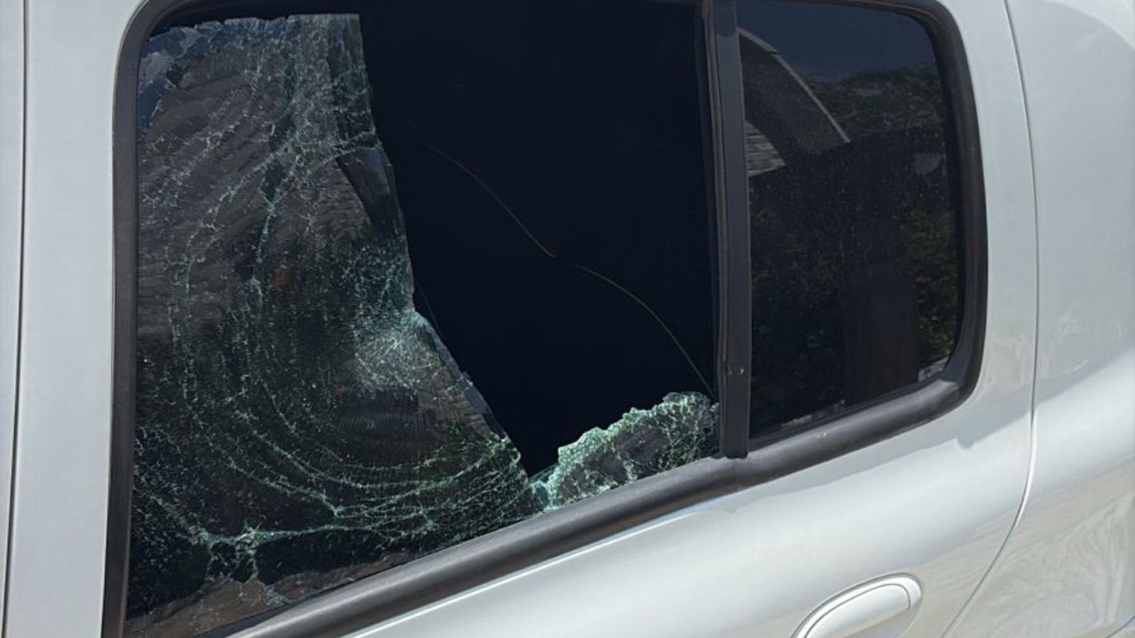 Criminosos quebram vidro de carro e furtam arma de policial militar em Teresina
