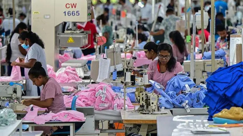 Centros de produção de roupas, como o Camboja e o Sri Lanka, dependem muito do mercado americano para exportar seus produtos — Foto: GETTY IMAGES