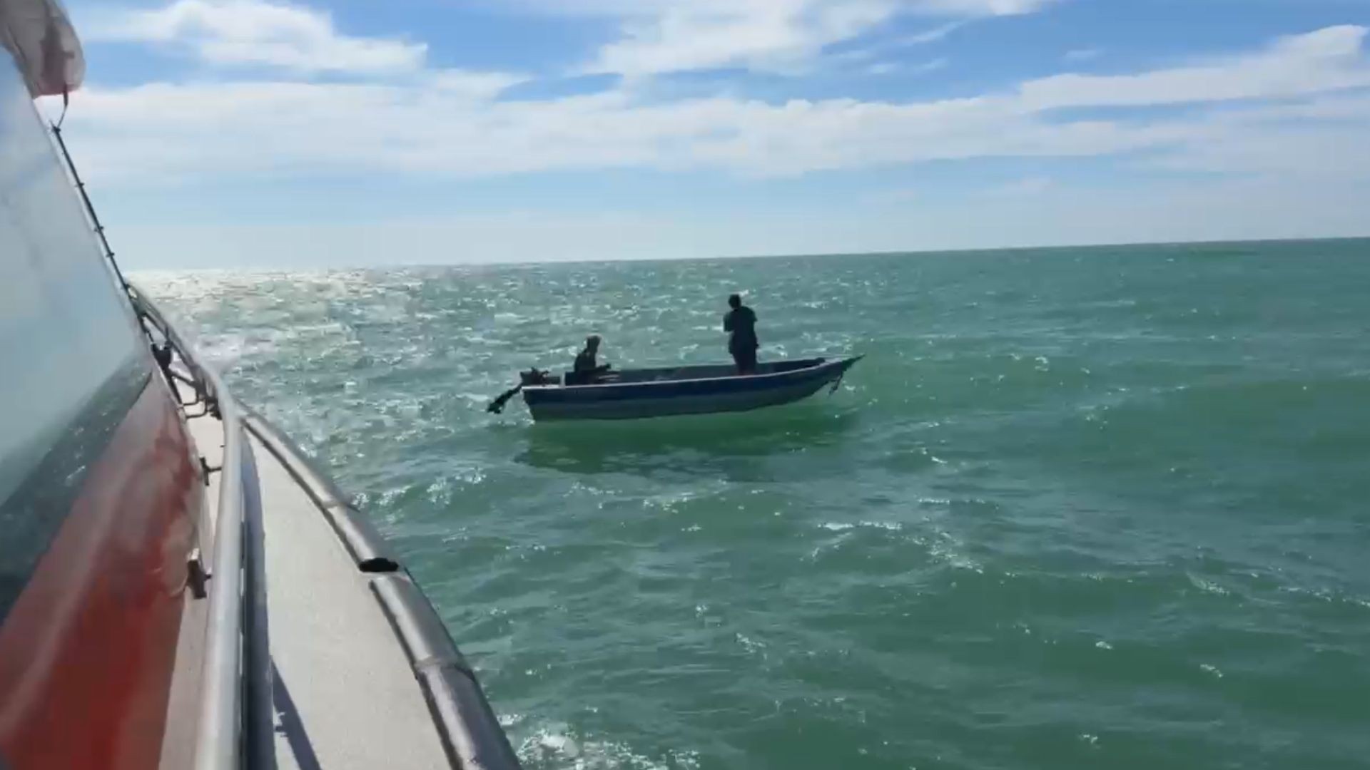 Dois pescadores ficam cinco horas à deriva após pane em embarcação e são resgatados no ES