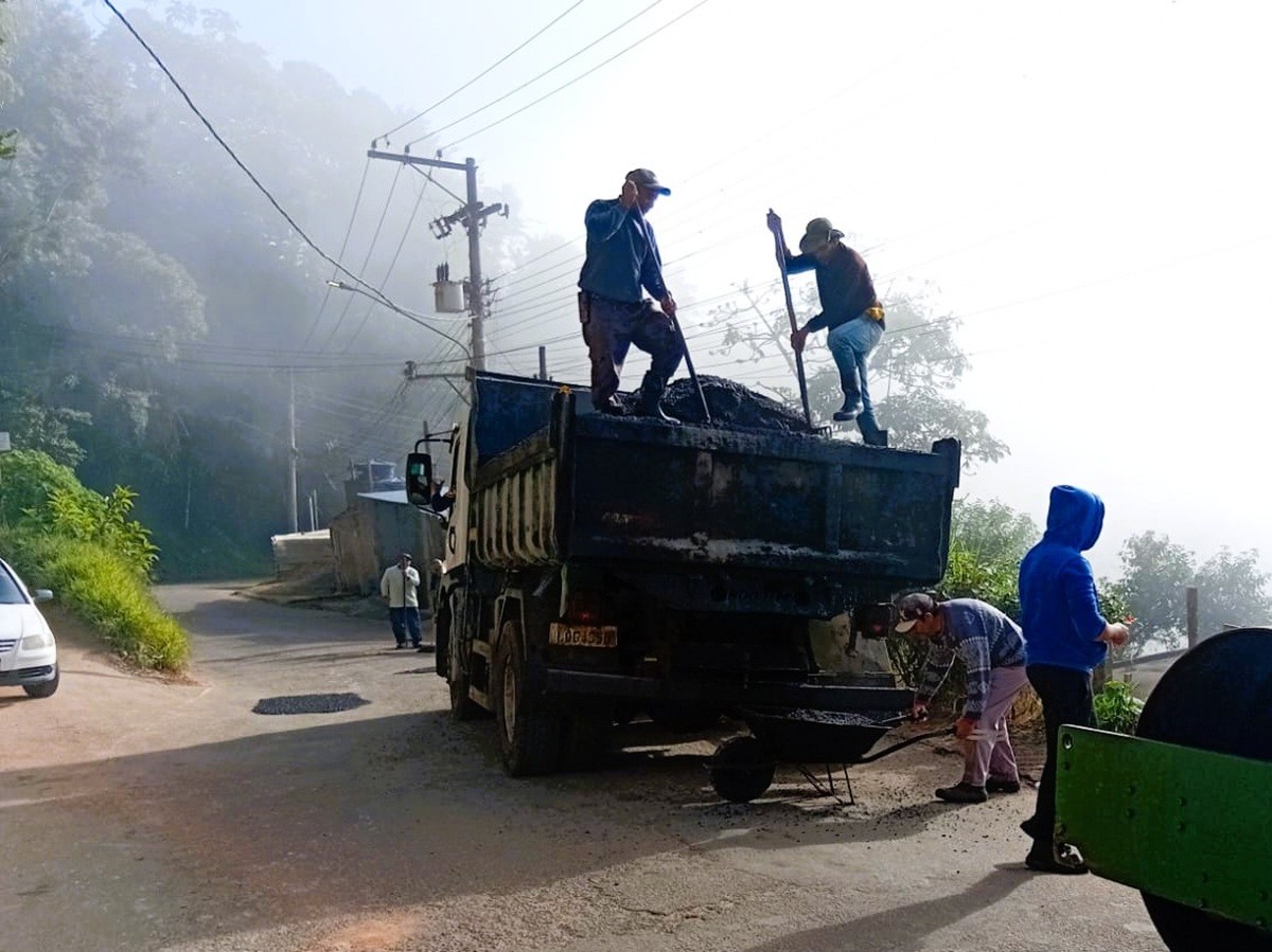 Obras de tapa-buracos e asfaltamento avançam em Teresópolis e causam retenções no trânsito
