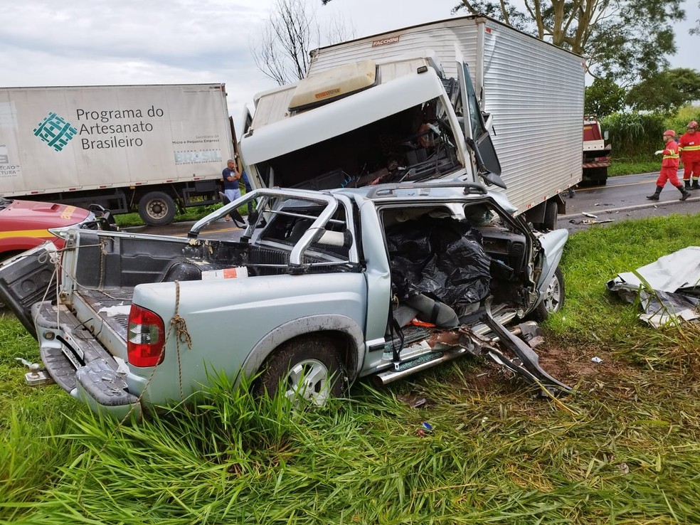 Um morre e três ficam feridos em batida entre caminhonete e caminhão na  BR-262, Triângulo Mineiro