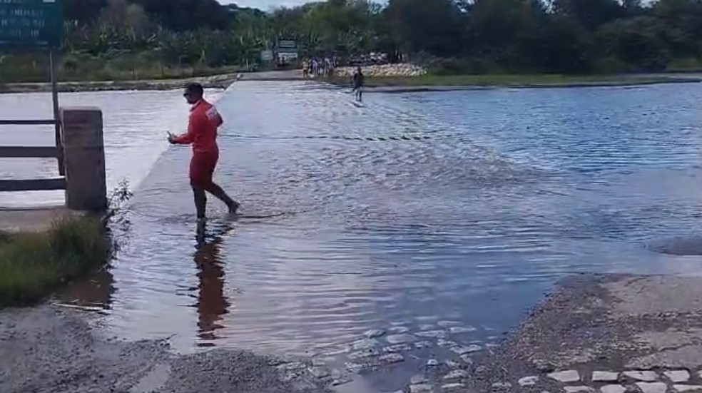 Volume de água causa interdição de passagem molhada em rio de Campo Grande — Foto: Reprodução