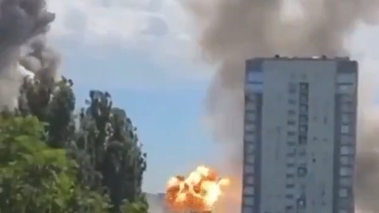 É #FAKE que vídeo de ataque com mísseis mostre resposta da Rússia a mega-ataque com drones da Ucrânia; gravação é de 2024 - Cenas retratam ação das Forças russas em território ucraniano, mas são de agosto passado e foram tiradas de contexto em posts que viralizaram agora. Neste domingo, ucranianos destruíram 41 aviões inimigos, causando prejuízo de US$ 7 bilhões.