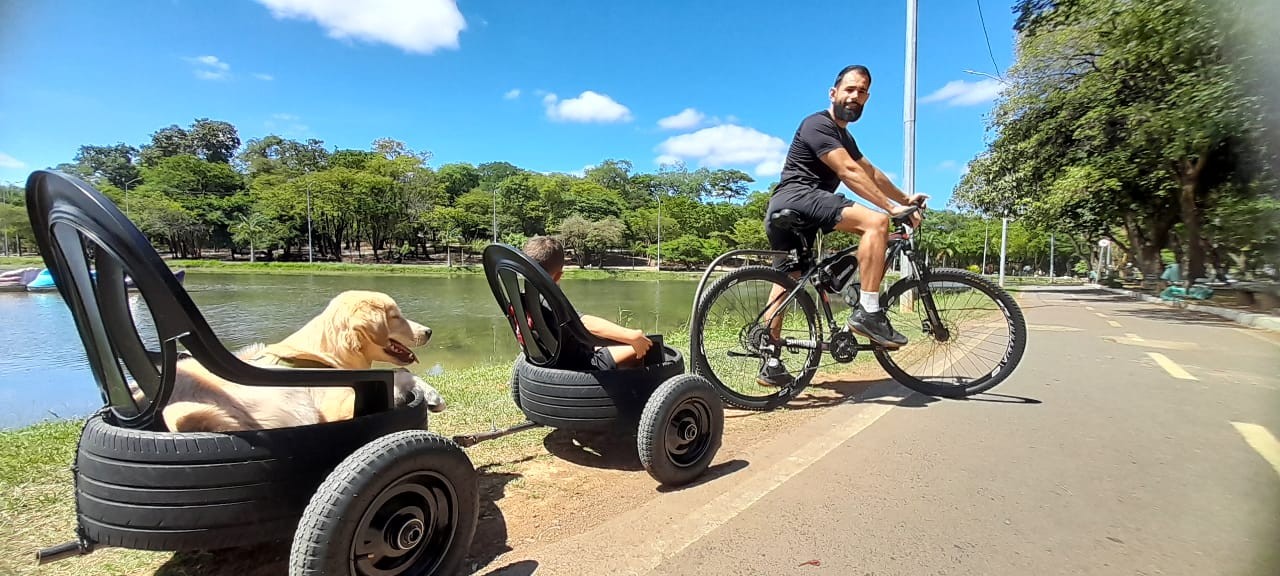 Morador de MG cria ‘bitrem’ para passear com o filho e o cachorro e viraliza nas redes sociais; VÍDEO