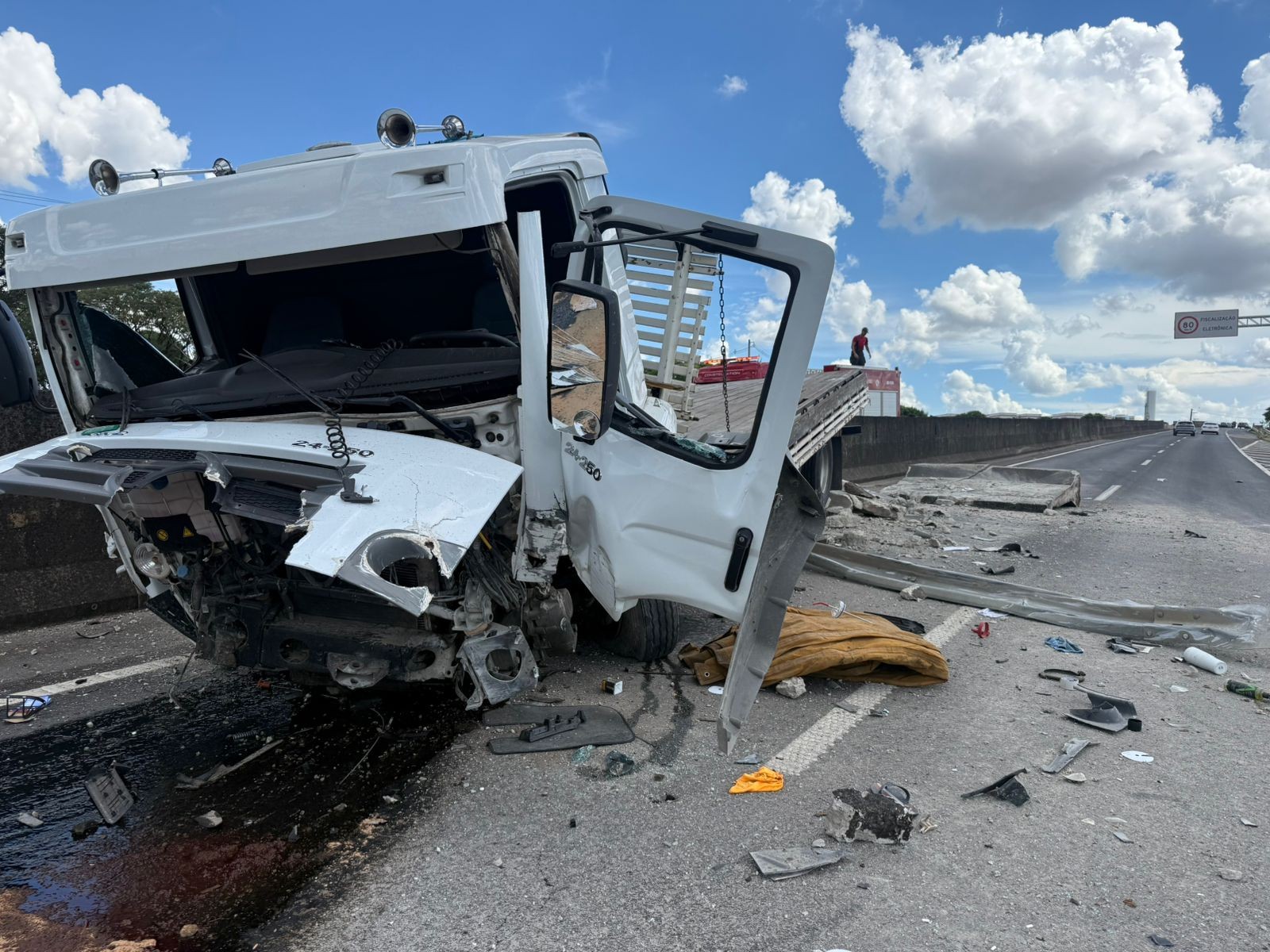 Caminhão bate em barreira de concreto e interdita parte da SP-304, em Americana