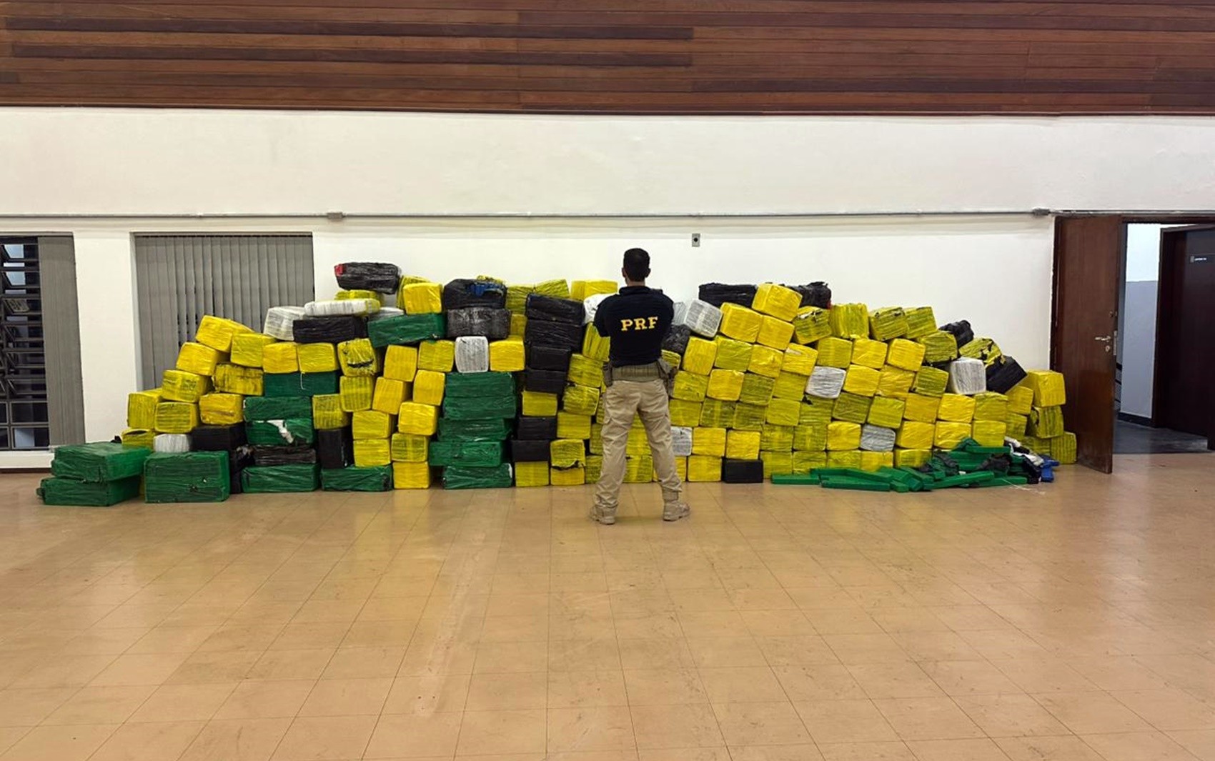PRF apreende 5,4 toneladas de maconha escondidas em carga de madeira na BR-381, em Três Corações