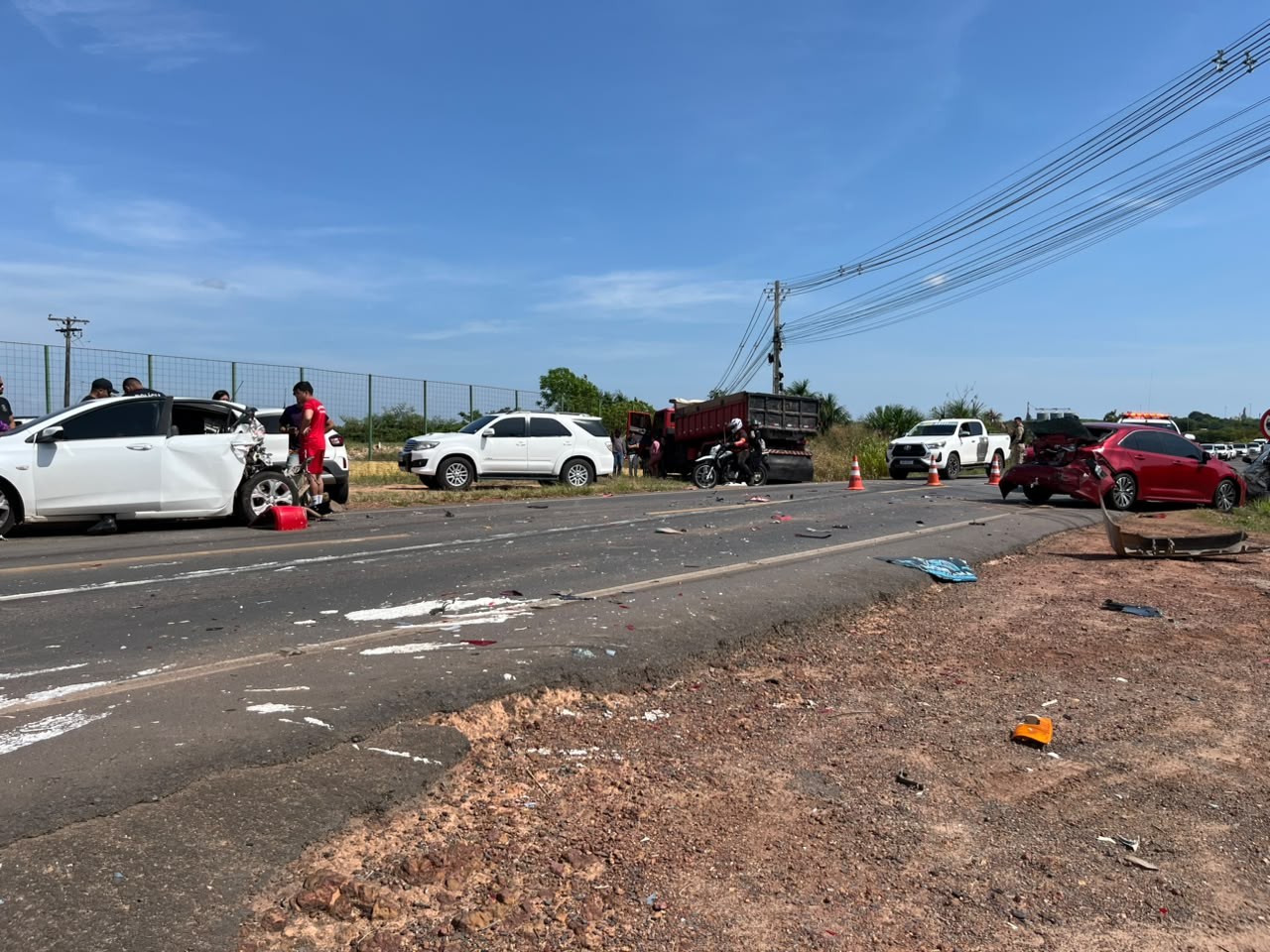 Caçamba perde controle e provoca engavetamento com seis veículos na BR-174, em Boa Vista