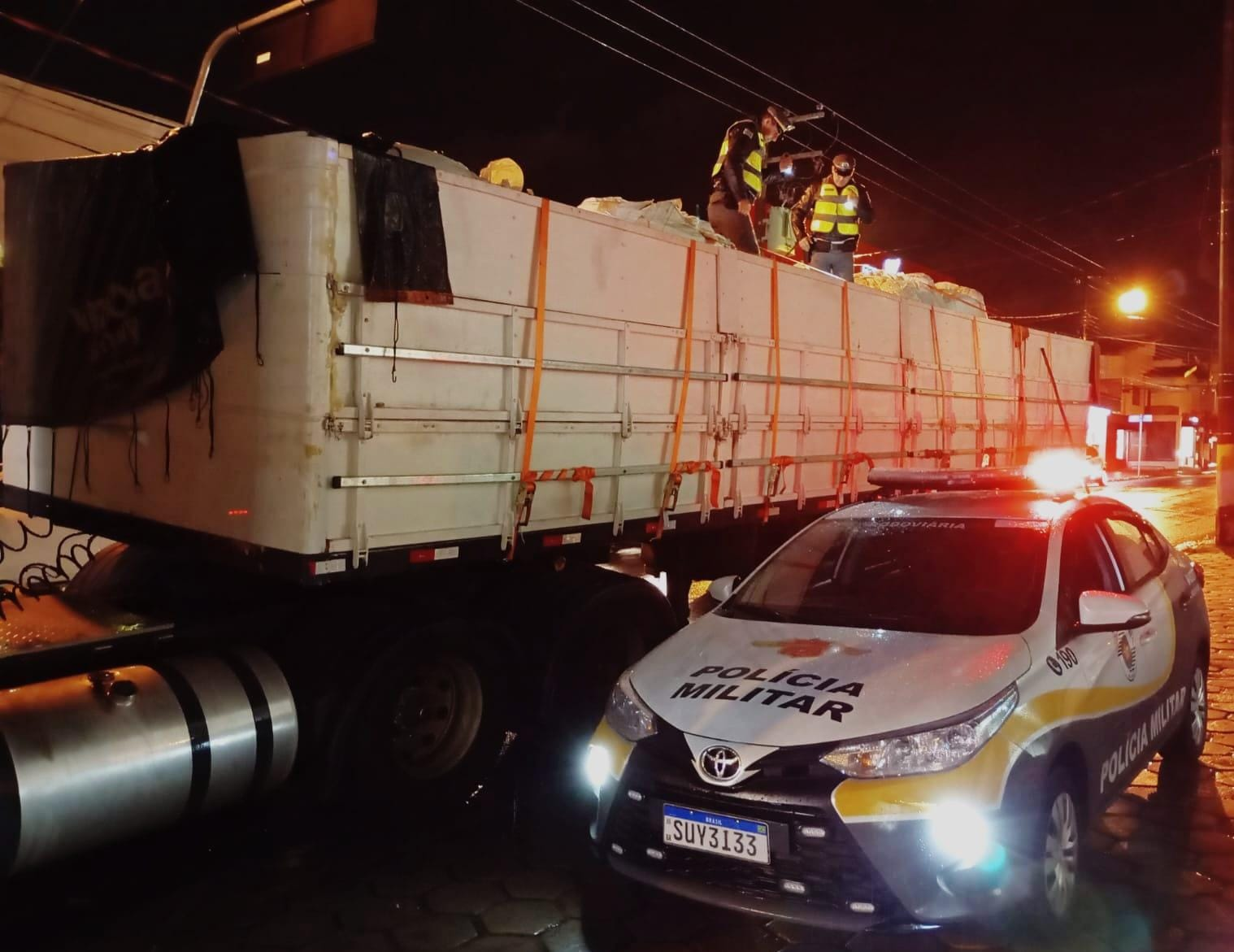 Polícia Rodoviária apreende carreta roubada com 33 toneladas de açúcar em rodovia de Avaré