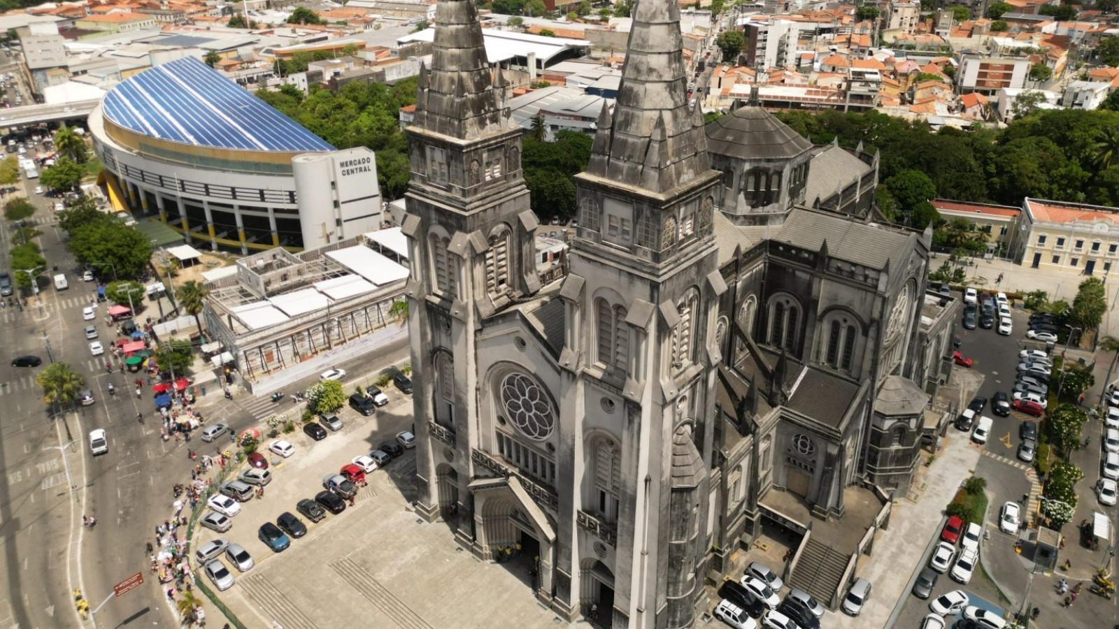Catedral Metropolitana de Fortaleza interdita entrada principal para obras de revitalização