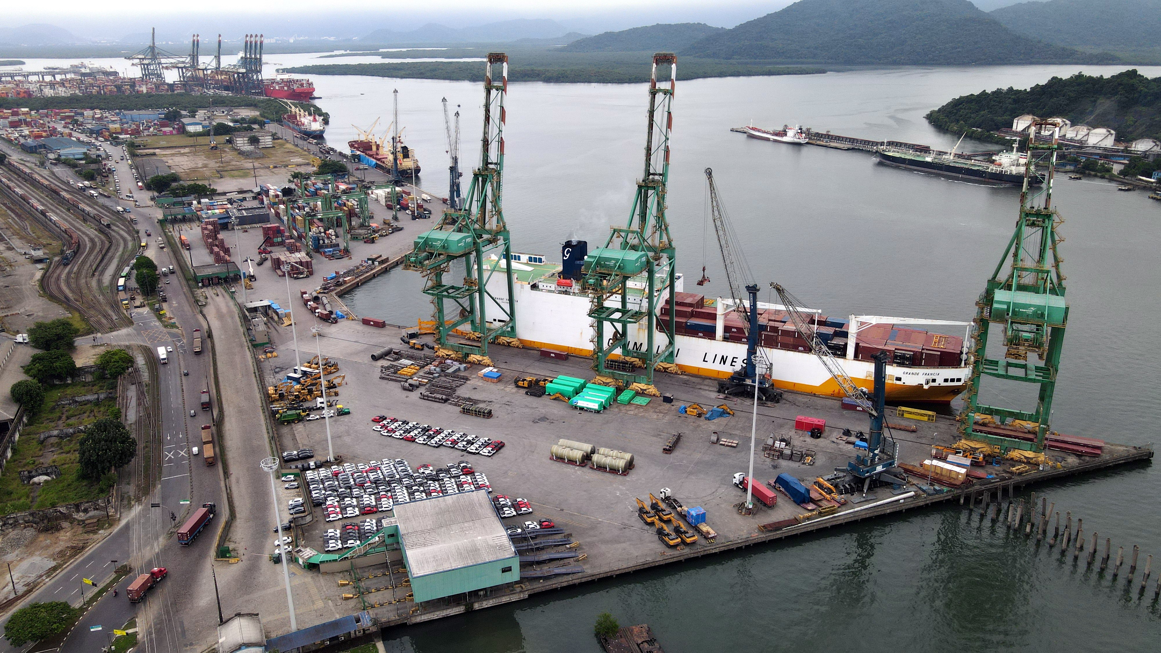 MP pede suspensão do leilão do maior terminal de contêineres do Brasil 