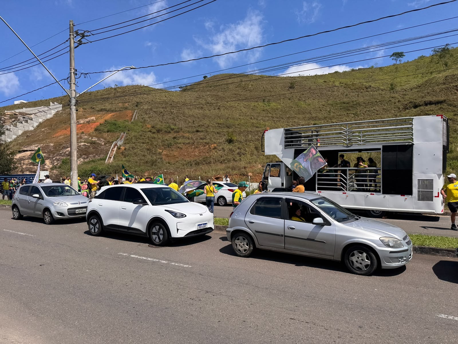 Apoiadores de Flávio Bolsonaro fazem carreata em Juiz de Fora na véspera do 2º turno