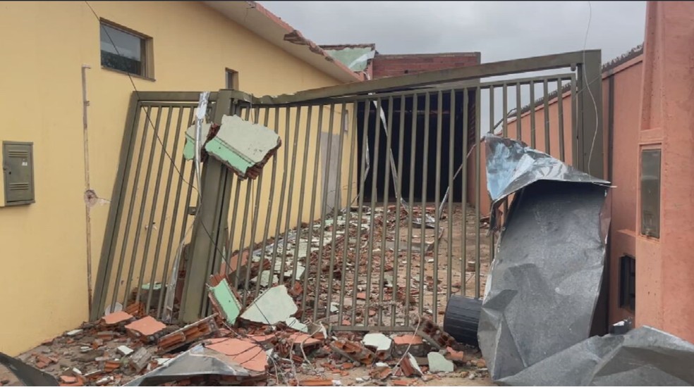 Casas e comércios ficaram destruídos após o forte temporal que passou em Palmeira d'Oeste (SP) — Foto: TV TEM/Reprodução
