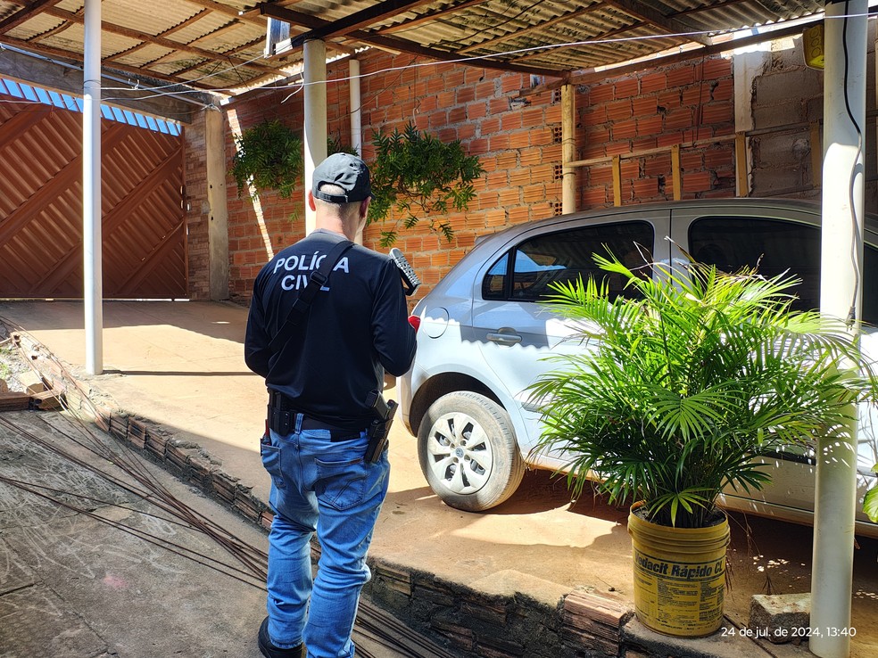 Policiais estiveram na casa do suspeito e apreenderam objetos — Foto: Divulgação/Polícia Civil de Alagoas