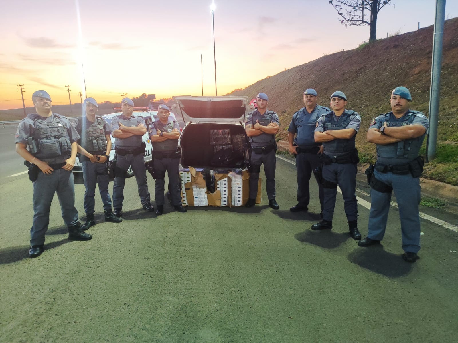 Polícia apreende carga de cigarros eletrônicos e perfumes avaliada em R$ 623 mil no interior de SP