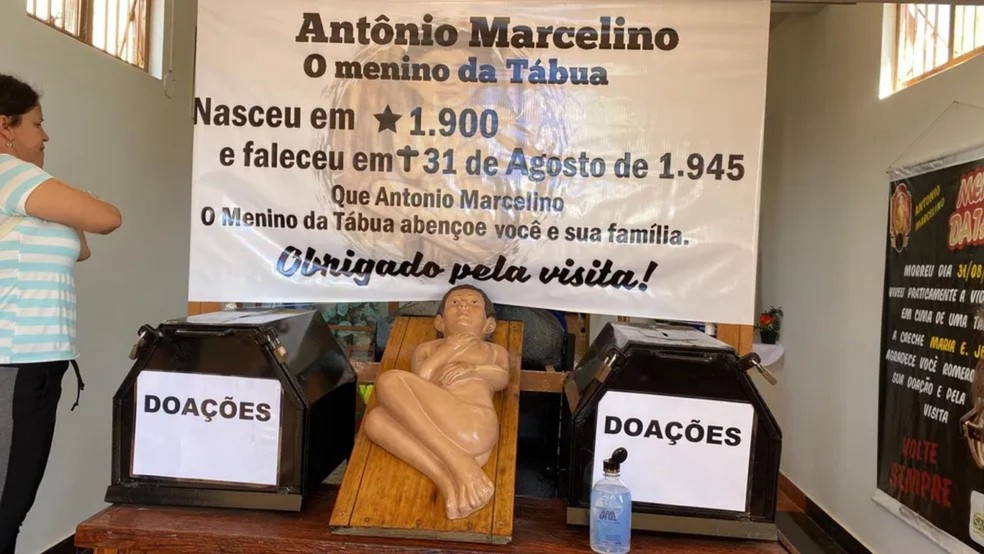 Túmulo de Antonio Marcelino atrai milhares de fiéis durante a festa dedicada ao Menino da Tábua em Maracaí — Foto: TV TEM/ Reprodução