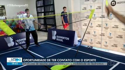 Estudantes de escolas públicas conhecem o badminton durante circuito nacional em Palmas