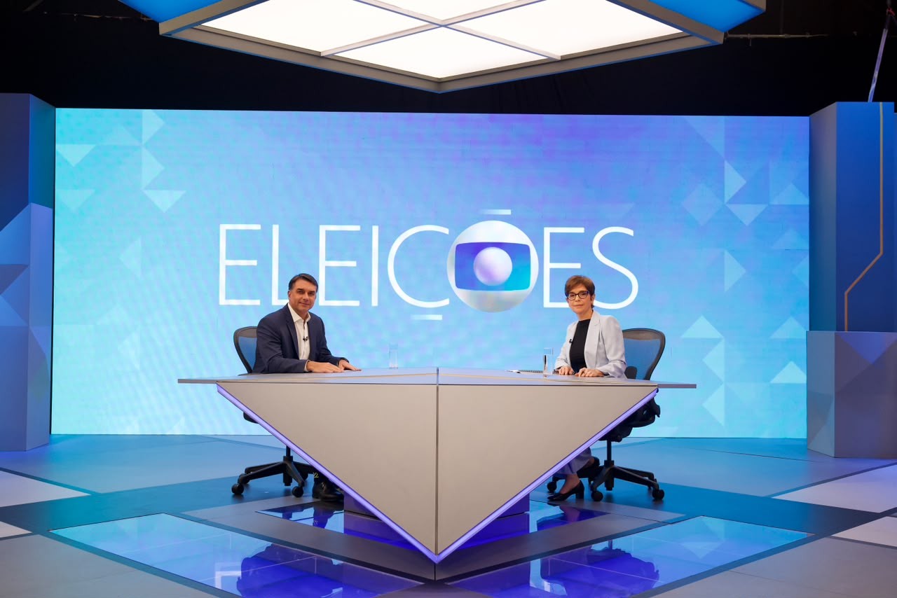 Flávio Bolsonaro concede entrevista à Globo