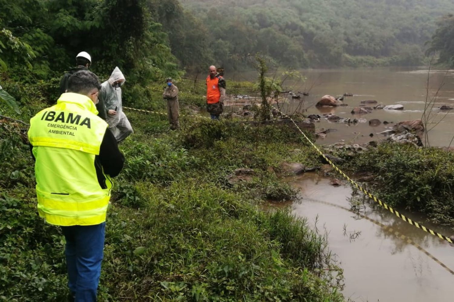 Ibama notifica empresa e pede medidas imediatas para conter vazamento de óleo no Rio Ribeira de Iguape, SP