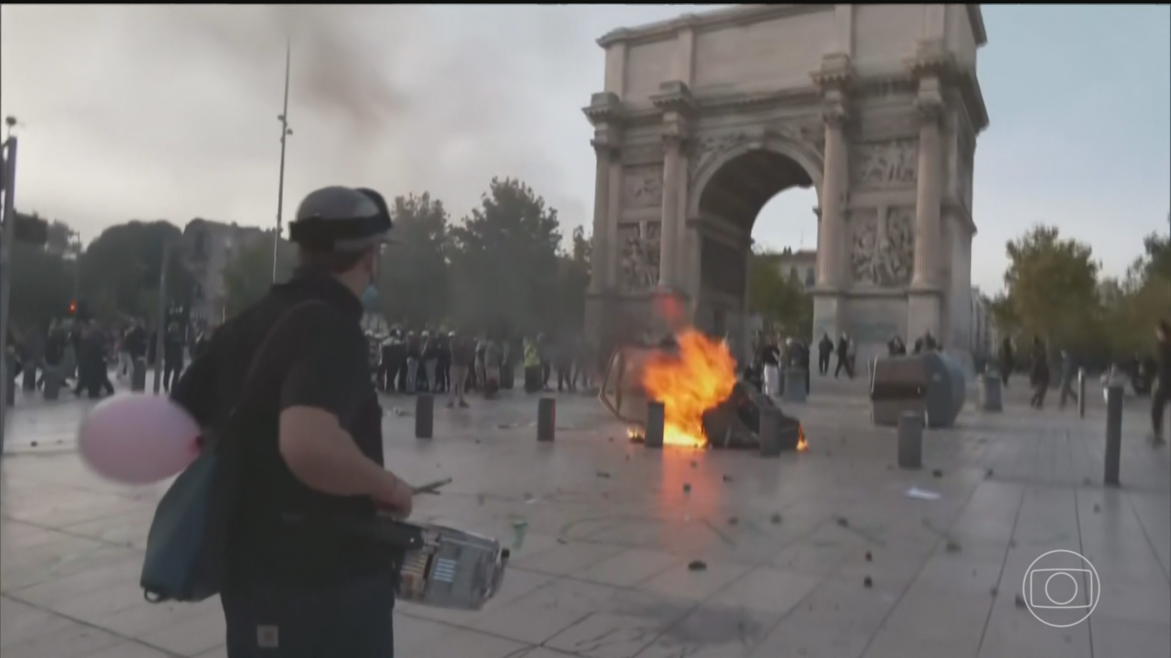 Europa tem mais um dia de protestos e confrontos com a polícia; mais de mil pessoas foram presas na França