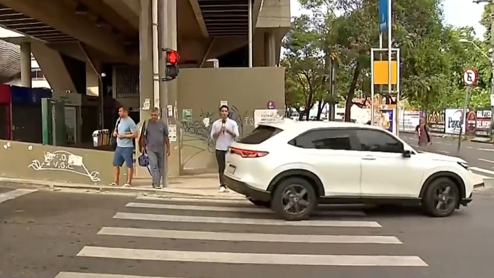 Semáforo 'inteligente' em via de trânsito intenso em Fortaleza divide opiniões
