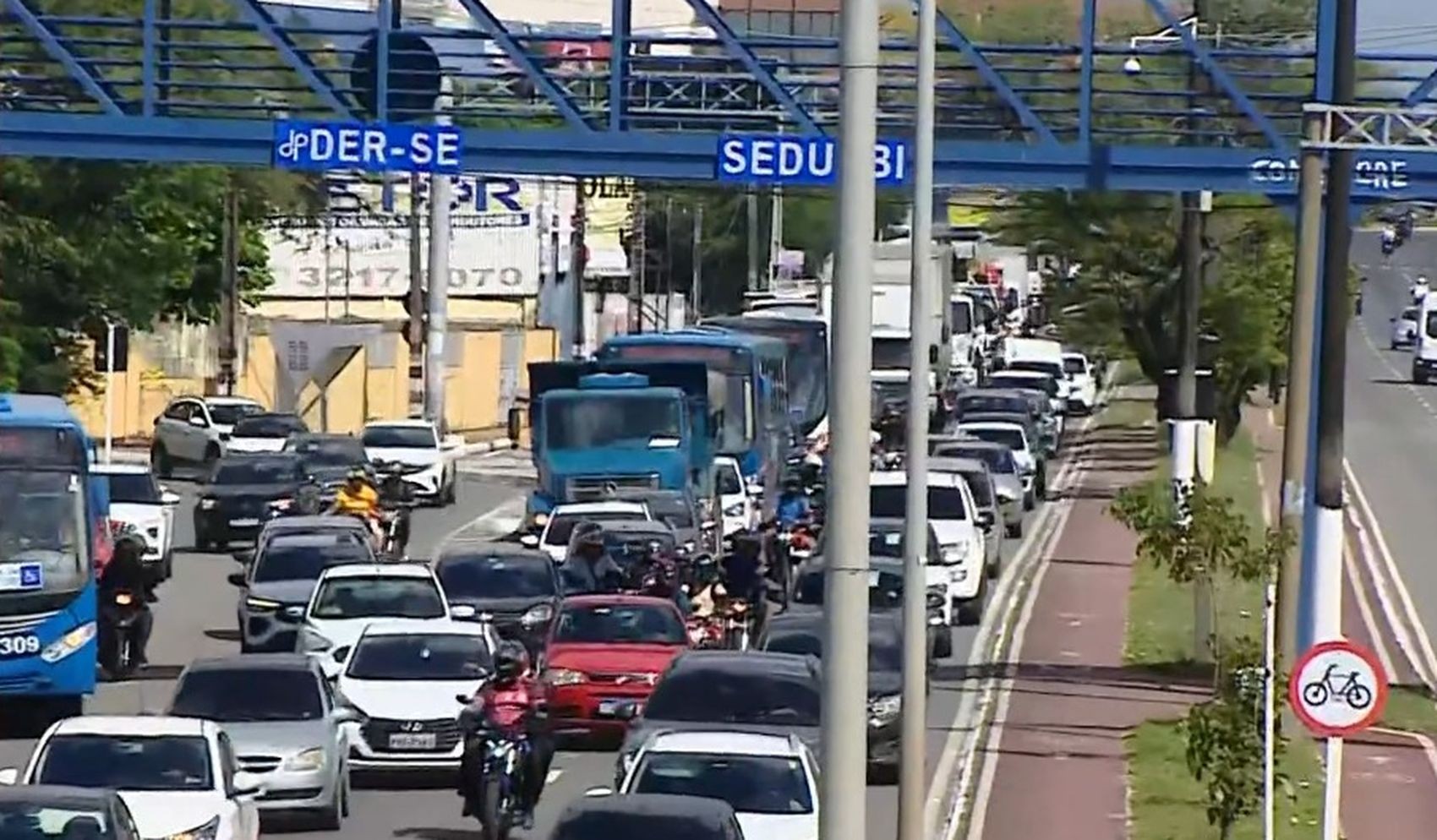 Acidente envolvendo quatro veículos deixa um ferido e trânsito lento em Aracaju