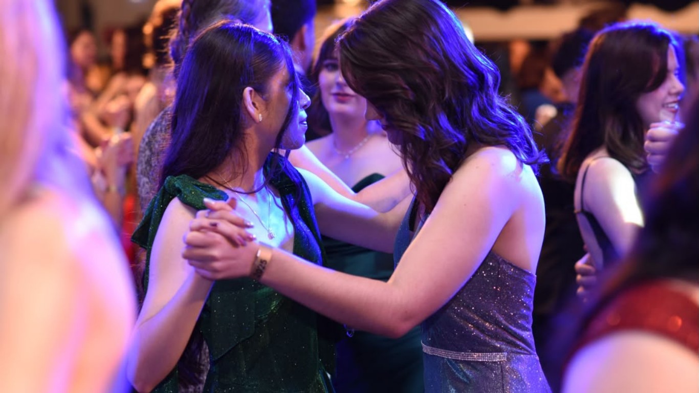 Formanda de SC ganha R$ 6 mil na Justiça após ‘I Kissed A Girl’, de Katy Perry, não tocar em formatura