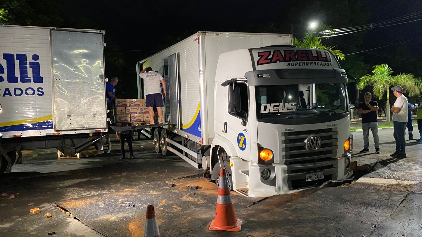 Caminhão afunda no asfalto após rompimento de adutora em Valinhos; ninguém se feriu