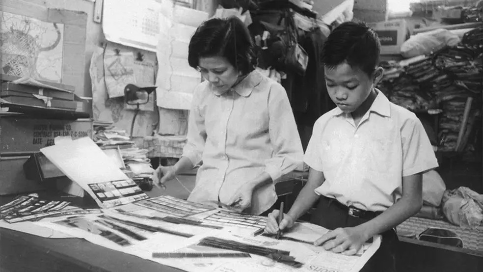 Embora os fotógrafos fossem Jimmy e seu pai, a fotografia era um negócio de família onde todos desempenhavam um papel. — Foto: Vincent Ly