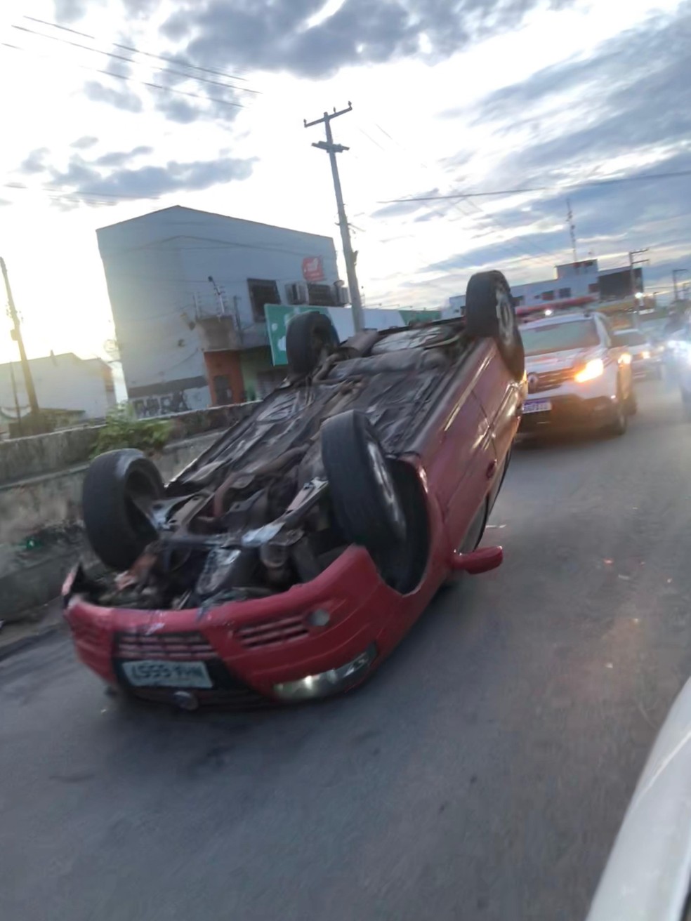 Motorista perde o controle e veículo tomba em elevado em São Luís — Foto: Neto Cordeiro/Grupo Mirante