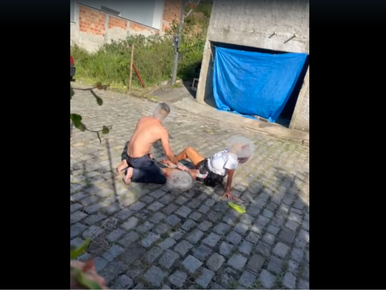 Mulher é atacada por cão dentro de condomínio em São Pedro da Aldeia