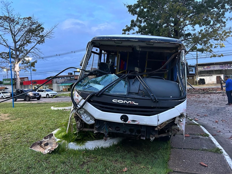 Colisão entre carro e ônibus deixa seis feridos em avenida de Manaus — Foto: Jucelio Paiva/Rede Amazônica