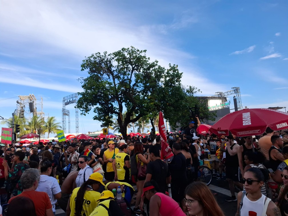 Copacabana cheia para o show de Gaga — Foto: Cristina Boeckel/g1