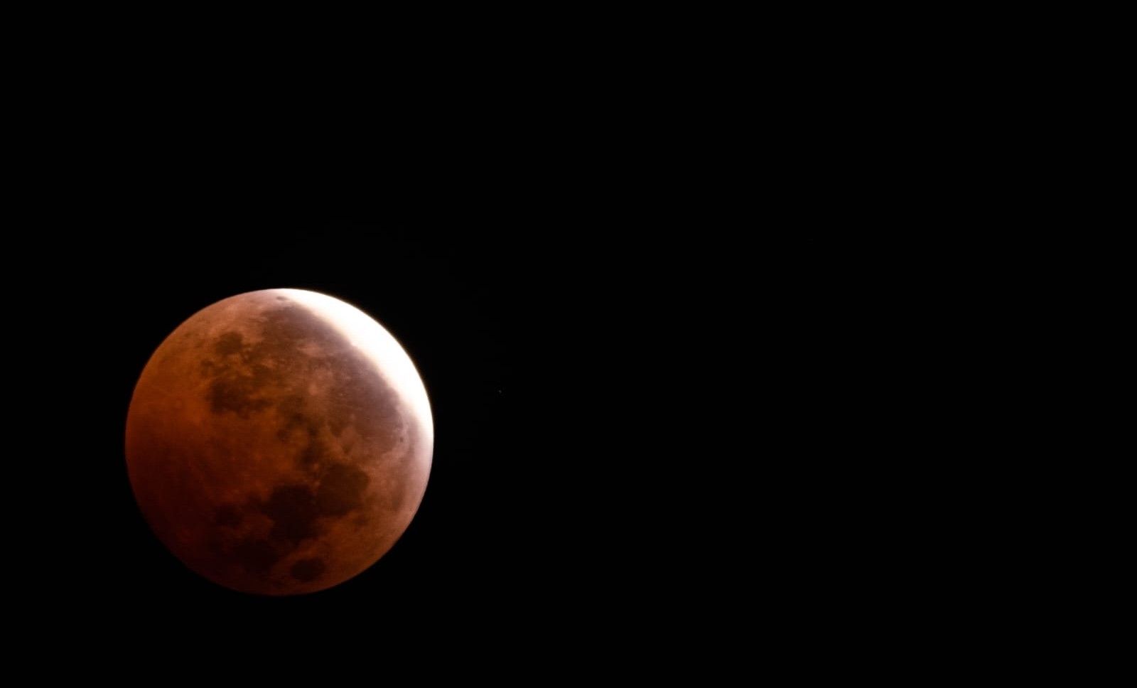 'Lua de Sangue': moradores do interior de SP registram imagens de eclipse total da Lua