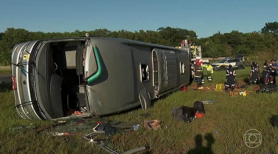 Ônibus tomba em rotatória no interior de SP; duas pessoas morrem e 38 ficam feridas