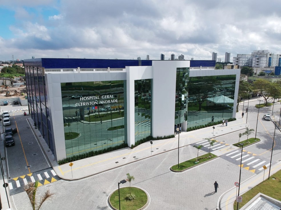 Vítimas foram socorridas para o Hospital Geral Clériston Andrade. Uma delas não resistiu.  — Foto: Divulgação/Sesab